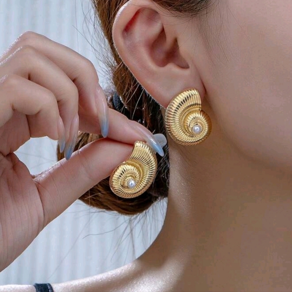 Gold tone Moon Seashell pearl style statement earrings shell gold tone earrings - Picture 2 of 4